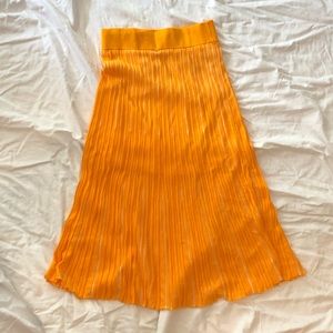 Knit pleated skirt